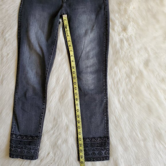 Driftwood Jackie Embroidered Hem Jeans Size 28 EUC - Picture 16 of 16